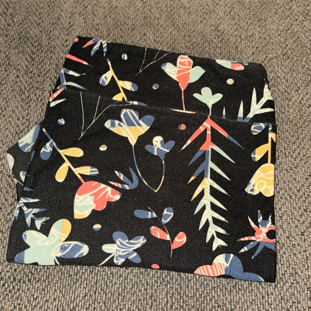 TC2 LuLaRoe buttery soft leggings (Used)